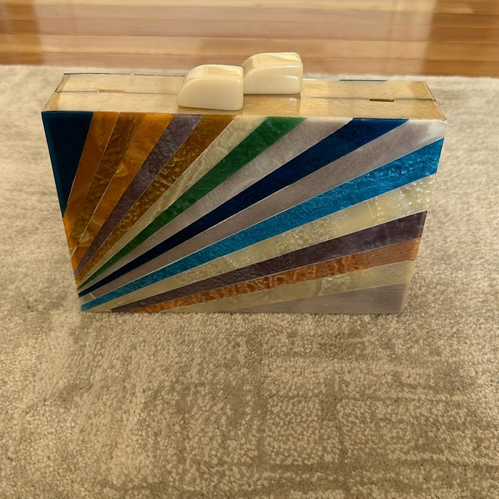 Clutch with removable strap